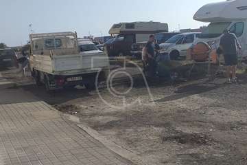 Los vecinos de la calle de Islas Canarias taparon este sábado los baches de la vía/TA.